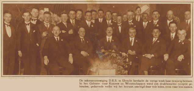 873723 Groepsportret van leden en bestuur van de Inkoopvereeniging D.E.S. te Utrecht, bij de viering van het 10-jarig ...